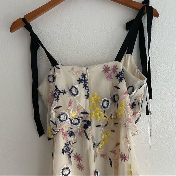 Donna Morgan V-Neck Sleeveless Blouson Back
Embroidered Mesh Dress Sz 4 yellow - Picture 4 of 13